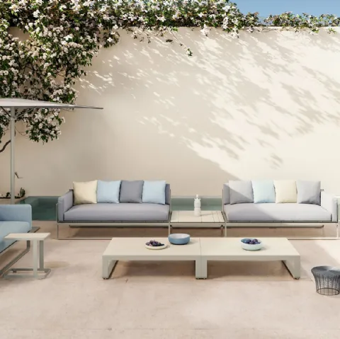 Divano Flat Sofa in metallo con cuscini in tessuto imbottito di Gandia Blasco