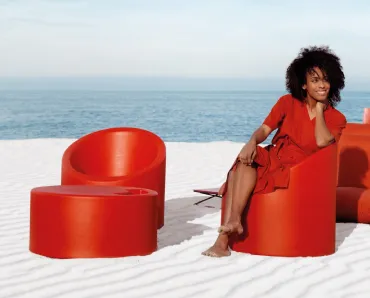 Poltroncina e Tavolino in plastica Lipstick di Diabla