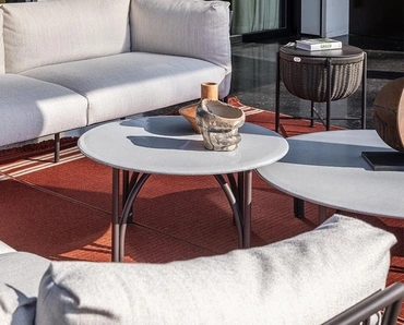 Tavolino Mirabell in pietra lavica di Poltrona Frau