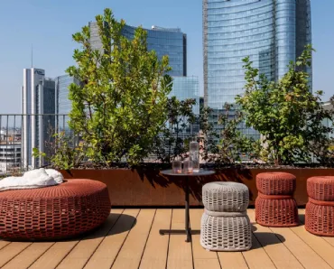 Pouf Leplì realizzato in corda intrecciata di Poltrona Frau