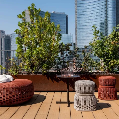 Pouf Leplì realizzato in corda intrecciata di Poltrona Frau