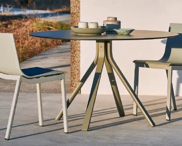 Tavolo Stack Round column leg dining table 120 con sedie di Gandia Blasco