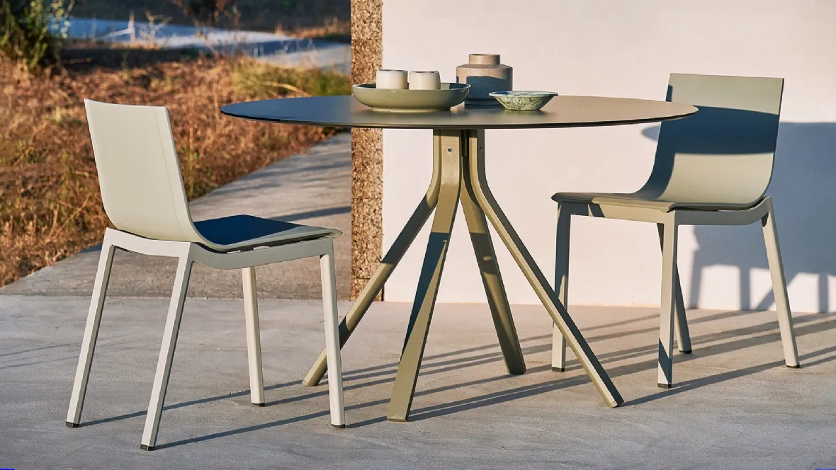 Tavolo Stack Round column leg dining table 120 con sedie di Gandia Blasco