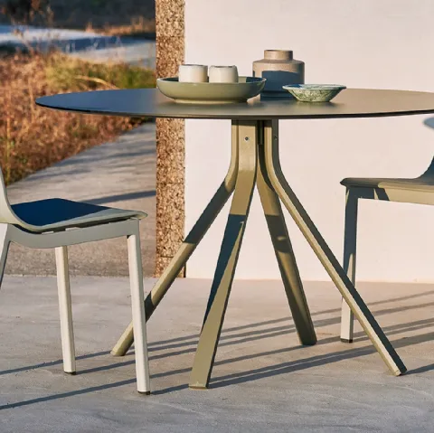 Tavolo Stack Round column leg dining table 120 con sedie di Gandia Blasco