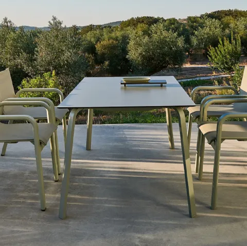  Tavolo con sedie in metallo Stak di Gandia Blasco