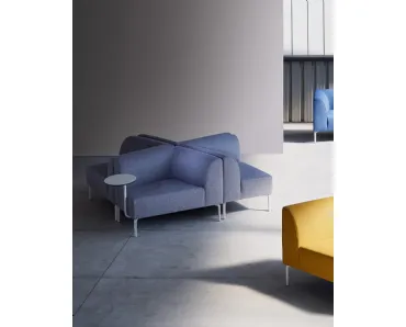 Sedute da attesa modulabili in tessuto con piedini di metallo Alias Moduli di Vaghi